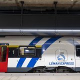 L'offre en transports publics dans le Grand Genève doit mieux répondre aux besoins par un élargissement des horaires du Léman Express, estiment les associations Transports et environnement (ATE) et Rail Dauphiné Savoie Léman (ARDSL). KEYSTONE/MARTIAL TREZZINI